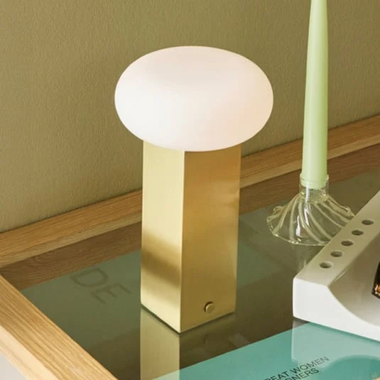 Lámpara de mesa LED recargable LOW, color latón, altura 20 cm, metal