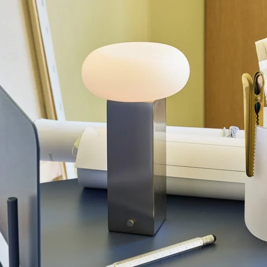 Lámpara de mesa LED recargable LOW, color níquel, altura 20 cm, metal