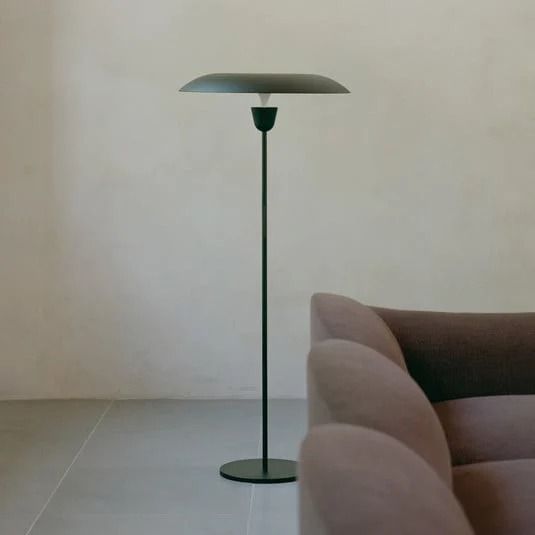 Lámpara de pie LED Kantarell de New Works, negra, atenuable, 127 cm