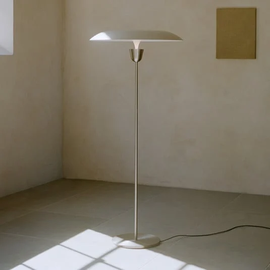 Lámpara de pie LED Kantarell de New Works, níquel, atenuable, 127 cm