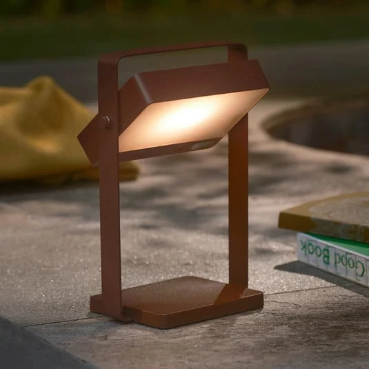 Lámpara de mesa LED solar Saulio, marrón, IP44, aluminio, USB, batería