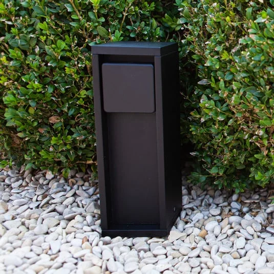 Columna de enchufes MAINS, negra, altura 24 cm, IP54, máx. 3500 W