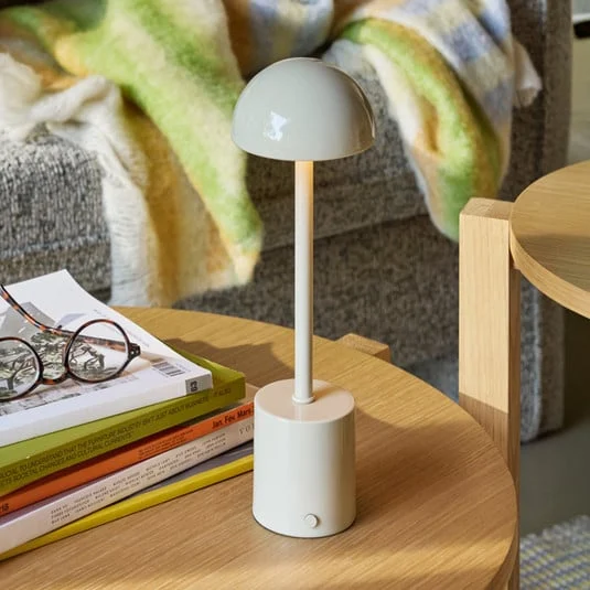 Lámpara de mesa LED recargable Taten, color arena, altura 30 cm, metal