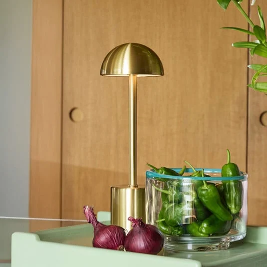 Lámpara de mesa LED recargable Taten, color latón, altura 30 cm, metal