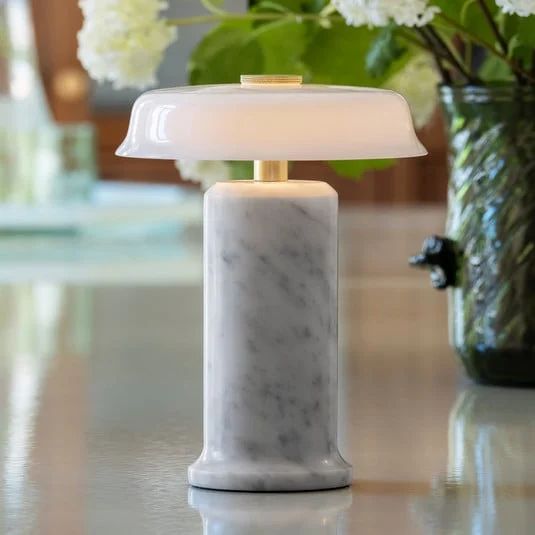 Lámpara de mesa LED recargable Trip No. 2, carrara/blanco, mármol, cristal