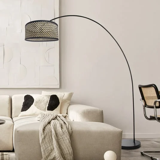Lámpara arqueada Solva, negra, pantalla de mimbre negra/madera