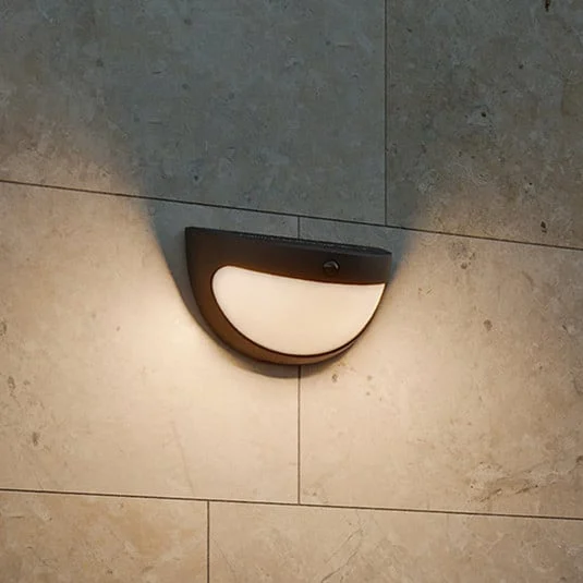 Lámpara de pared LED solar Swyn de Philips, negra, con sensor, IP44