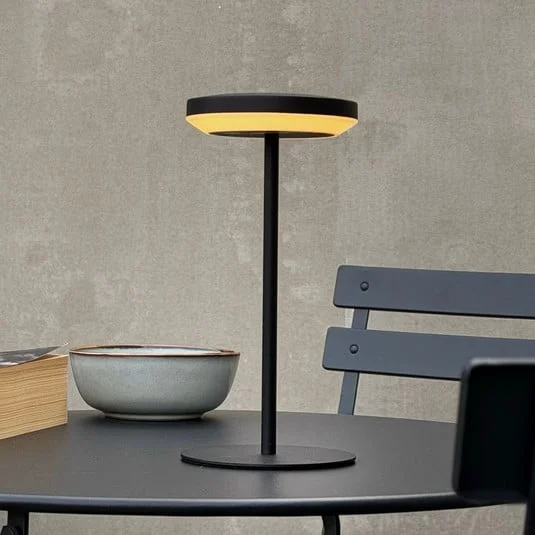 Lámpara de mesa LED solar Otera de Dyberg Larsen, negra, 25 cm, IP44