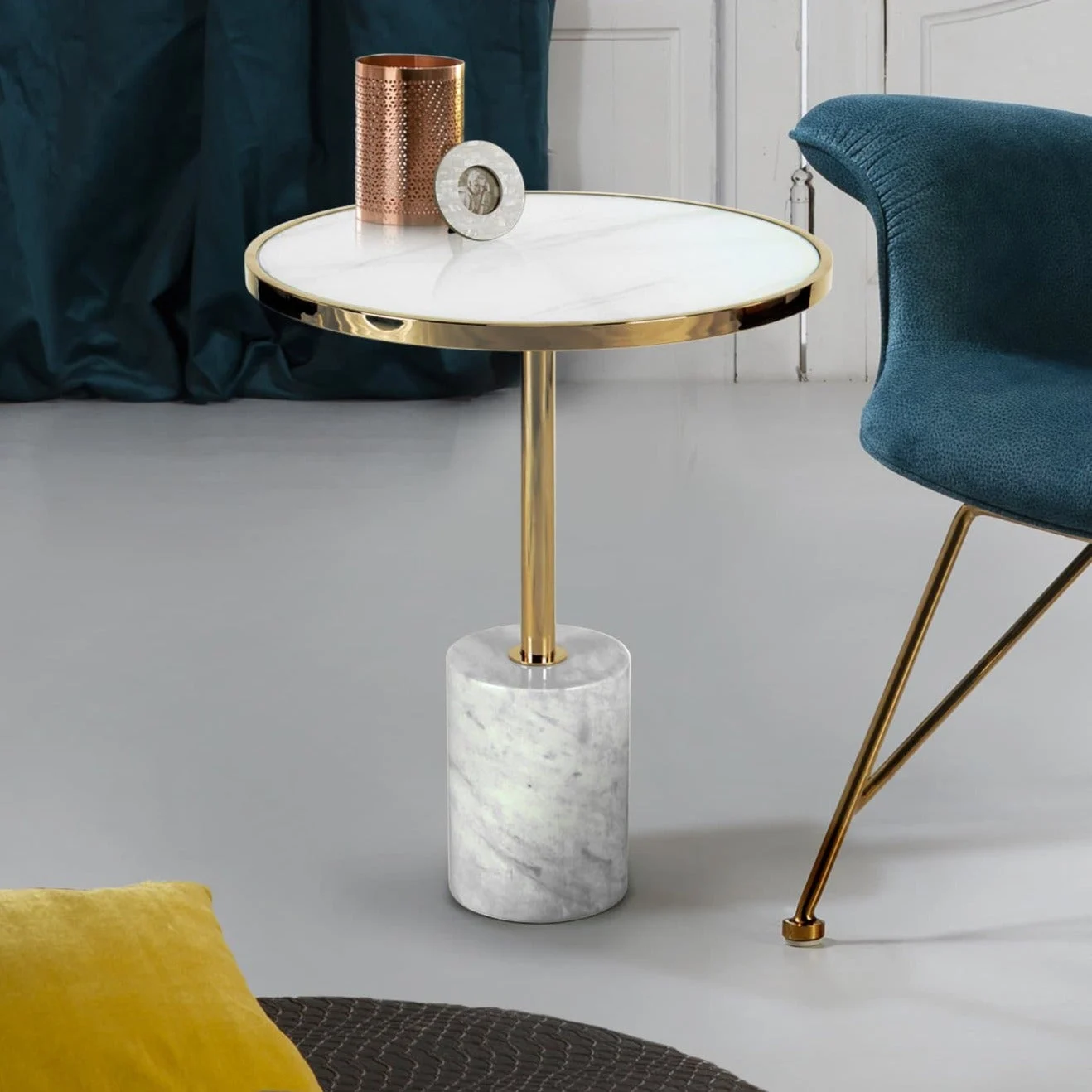 Mesa auxiliar Schuller Dekala dorado y blanco mármol y acero 54cm