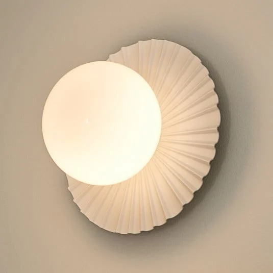 Aplique de pared Nuura Liila Muuse, Ø 20 cm IP44, blanco/ópalo