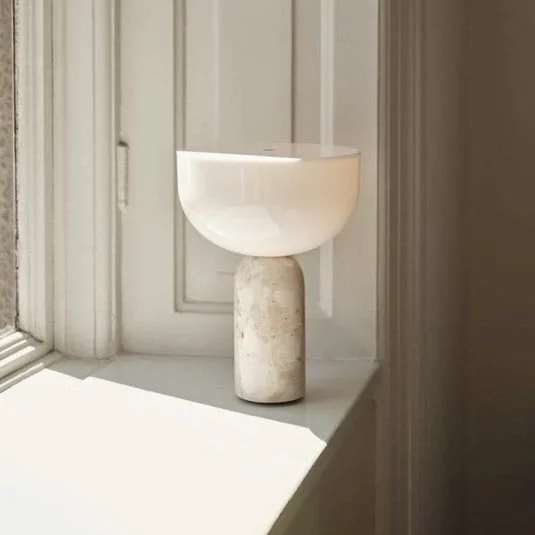 Lámpara de mesa LED recargable New Works Kizu, beige, mármol, atenuable