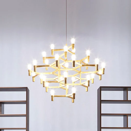 Lámpara colgante Nemo Crown Major de 30 luces, lacada en dorado.