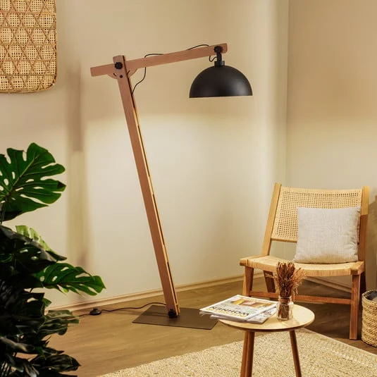 Lámpara de pie Envostar Stort con estructura de madera