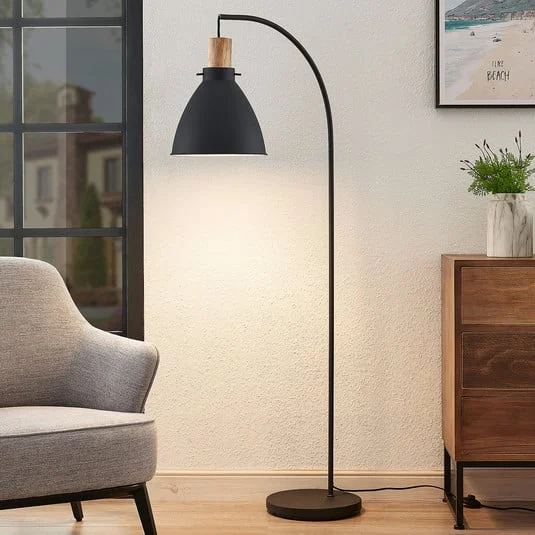 Lámpara de pie Lindby Trebale, negra, madera, 154 cm, E27
