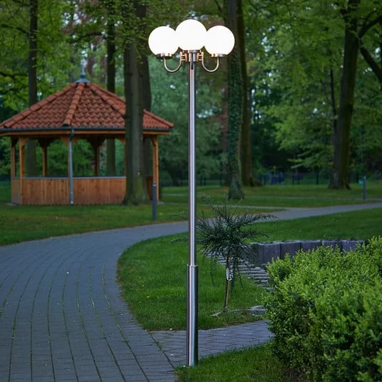 Lámpara de exterior Samuel de Lindby, 218 cm, 3 luces, globo, E27, IP44
