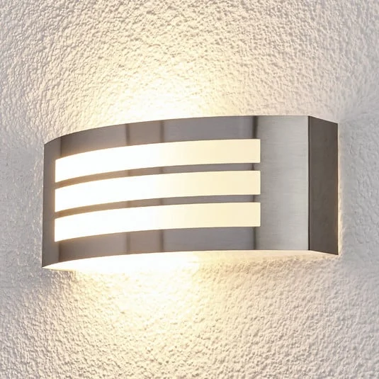 Elegante lámpara pared ext Raja con diseño a rayas